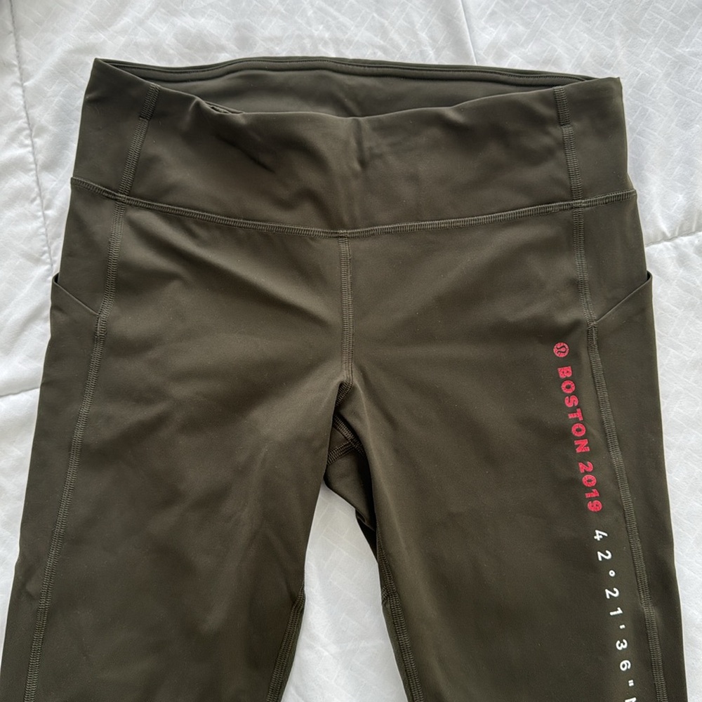 Lululemon Pace Rival - Boston Marathon 2019 Size 8 (olive green)